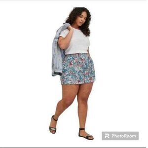 Torrid 5 Inch Gauze High-Rise size 5 5x 28 gray floral